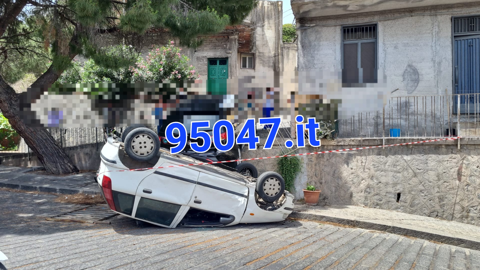 PATERNÒ: PAURA IN VIA MONCADA, CEDONO FRENI AD UN’AUTO E NE TRASCINA UN’ALTRA