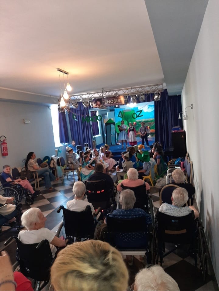 GLI ALUNNI DELL'I.C. DON MILANI HANNO PORTATO IN SCENA PRESSO L'IPAB/S.BELLIA UNA DELLE FIABE PIÙ AMATE DAI BAMBINI "IL MAGO DI OZ".