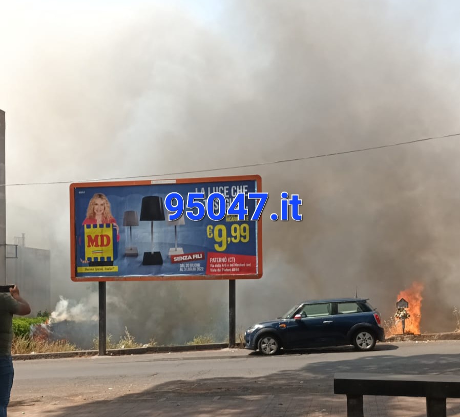 PATERNÒ: STERPAGLIE IN FIAMME VICINO ALLE POMPE DI BENZINA DI VIA VITTORIO EMANUELE