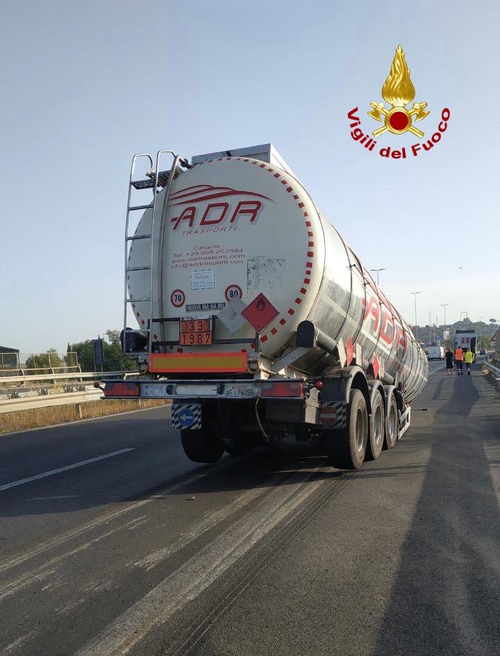 TIR PERDE IL RIMORCHIO, TRAFFICO RALLENTATO SULLA TANGENZIALE DI CATANIA