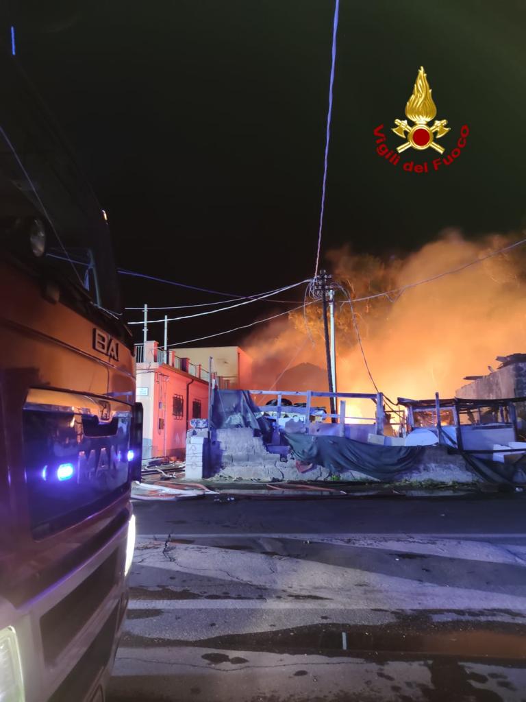 RIFIUTI IN FIAMME A CATANIA, DISTRUTTE 14 AUTO PARCHEGGIATE. FOTO E VIDEO