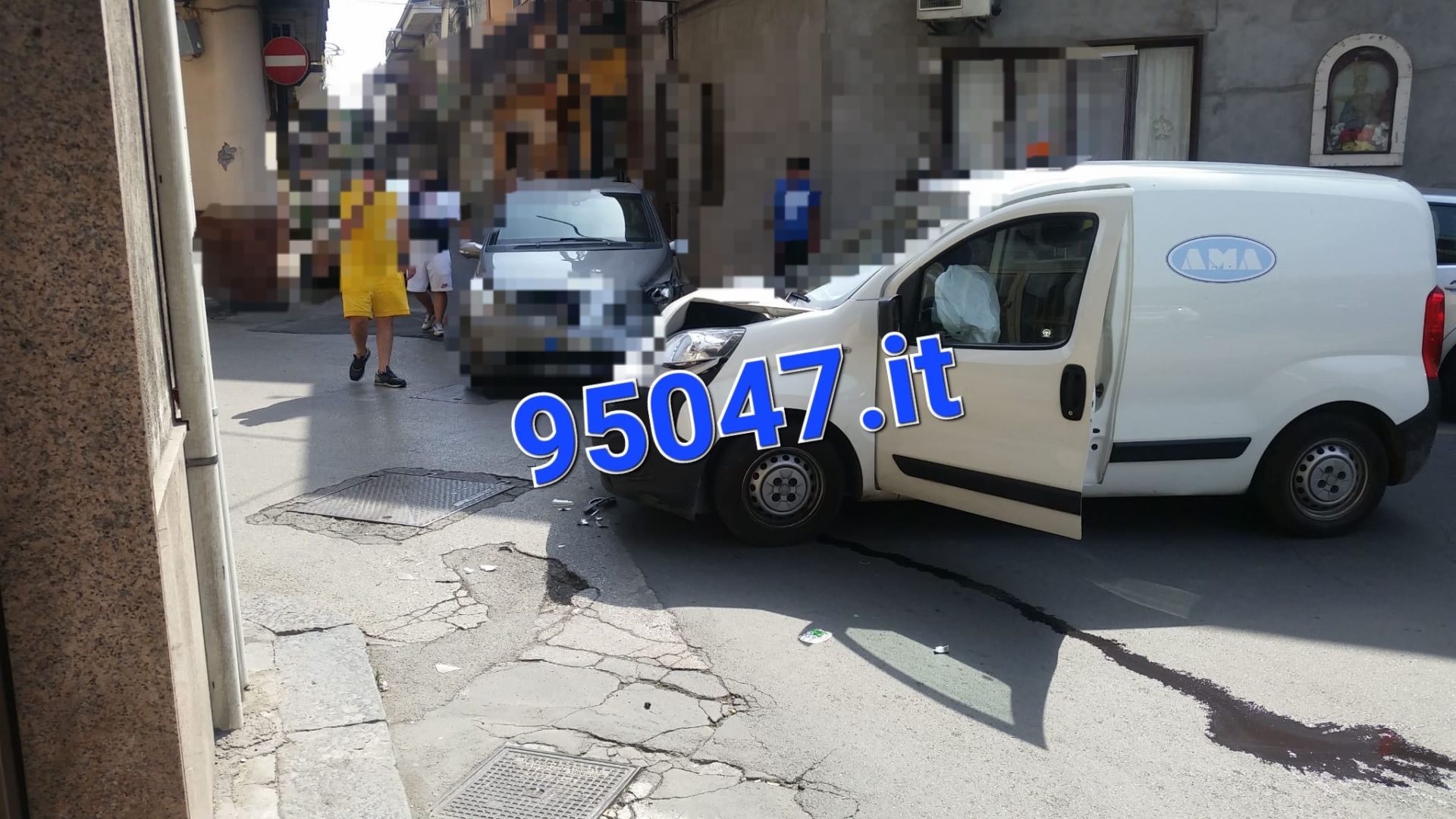 PATERNÒ: SCONTRO AUTO FURGONE IN VIA CANONICO RENNA