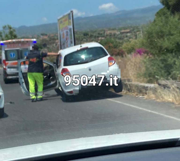 PATERNÒ: AUTO FINISCE SU UN MURETTO AL CORSO ITALIA, ROTTO PARABREZZA ED ESPLOSI AIRBAG