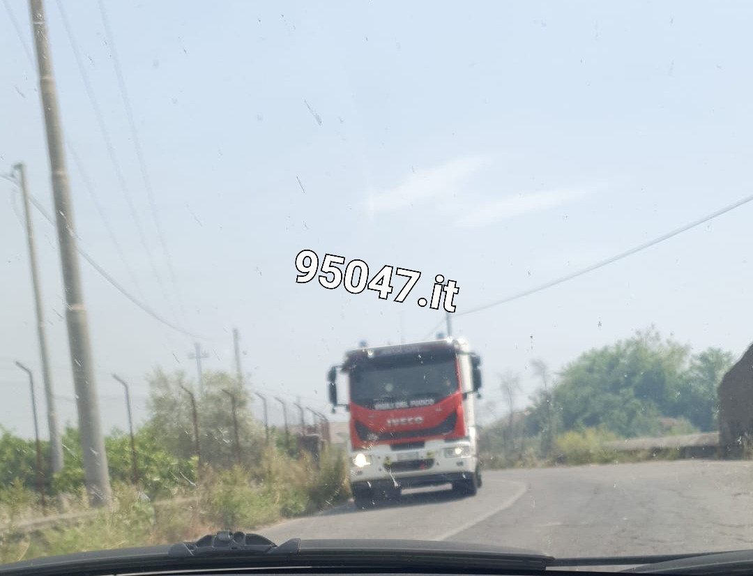 PATERNÒ: VASTO INCENDIO DI STERPAGLIE  IN ZONA PIETRALUNGA: DENSA COLONNA DI FUMO GRIGIO IN CIELO