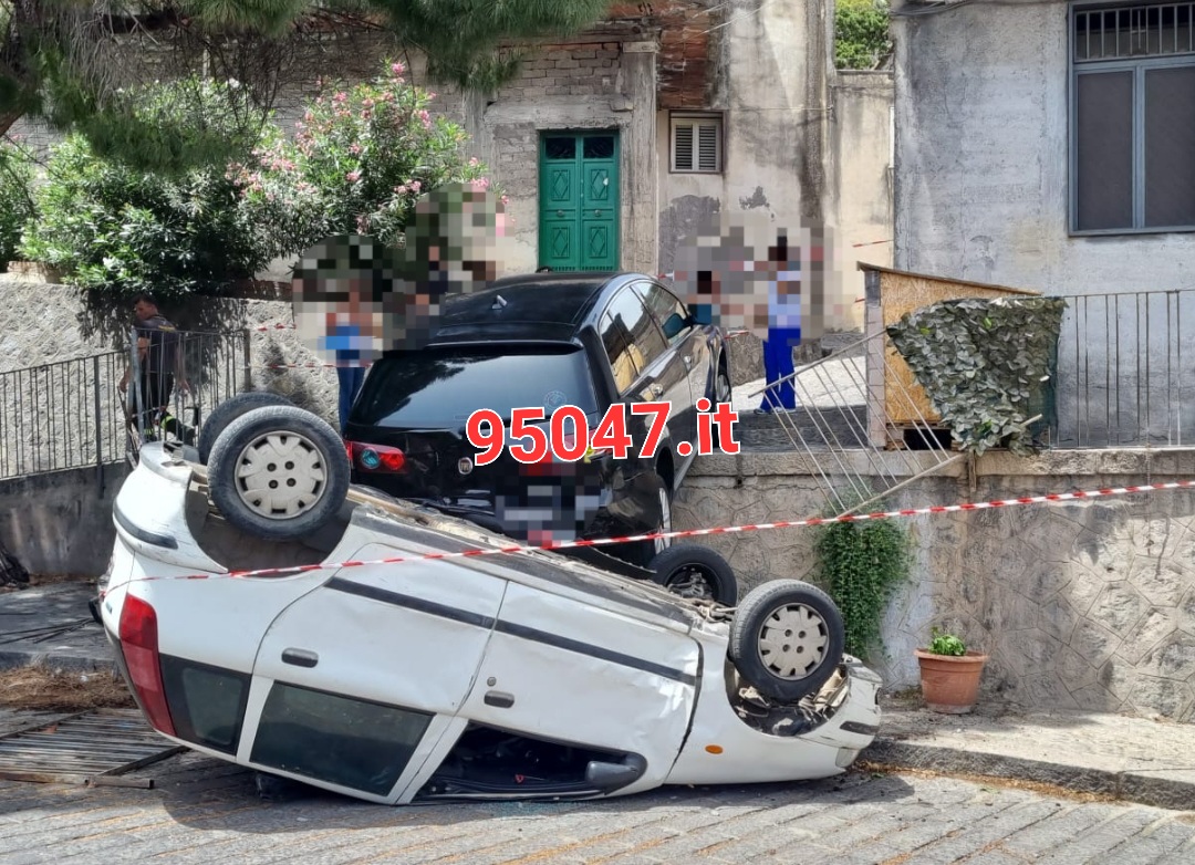 PATERNÒ: PAURA IN VIA MONCADA, CEDONO FRENI AD UN’AUTO E NE TRASCINA UN’ALTRA