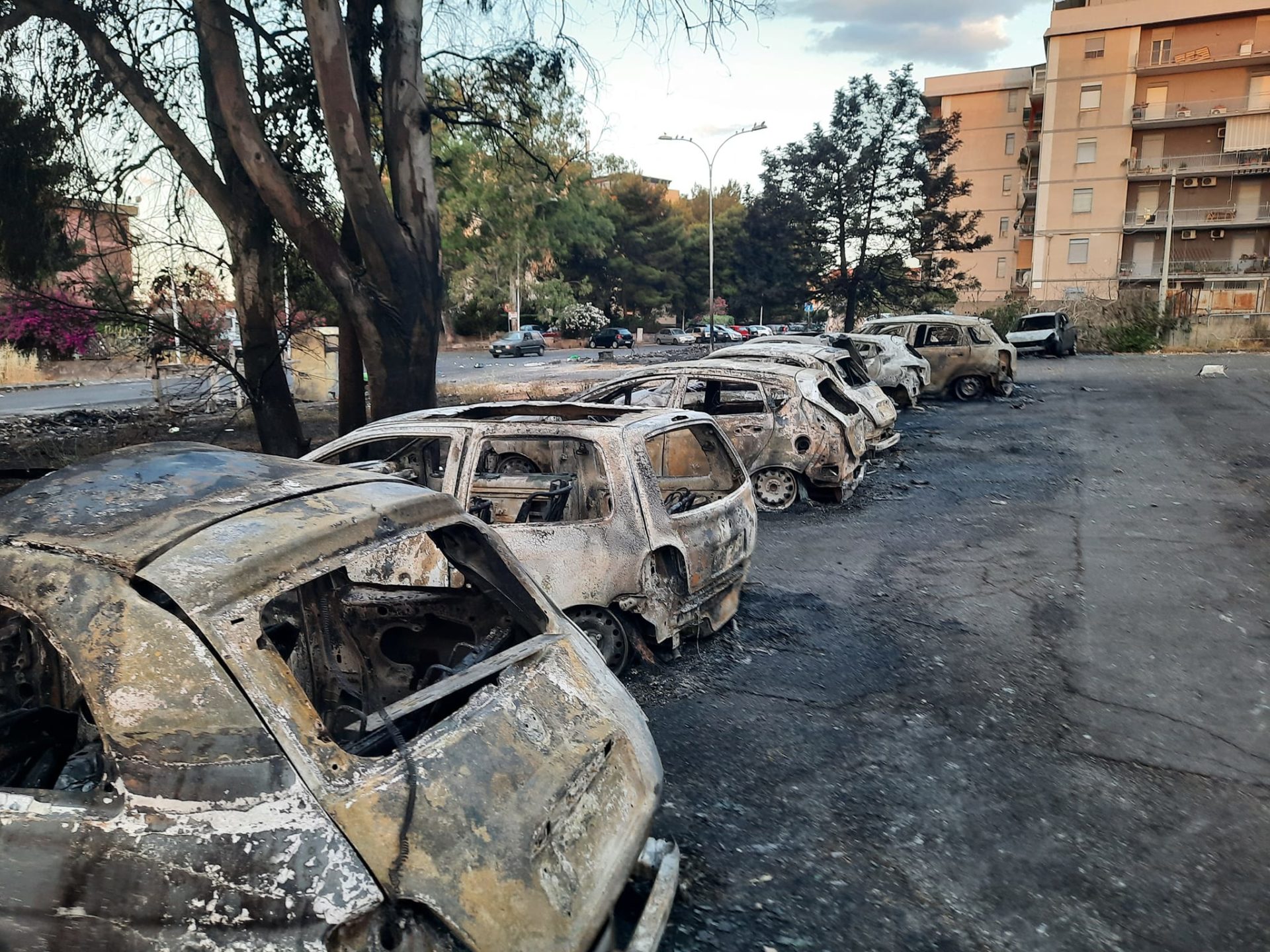 NOTTE DI FUOCO A CATANIA, AUTO IN SOSTA DISTRUTTE DALLE FIAMME