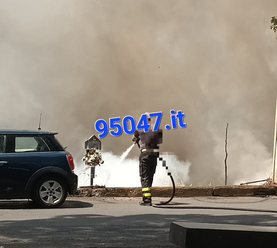 PATERNÒ: STERPAGLIE IN FIAMME VICINO ALLE POMPE DI BENZINA DI VIA VITTORIO EMANUELE