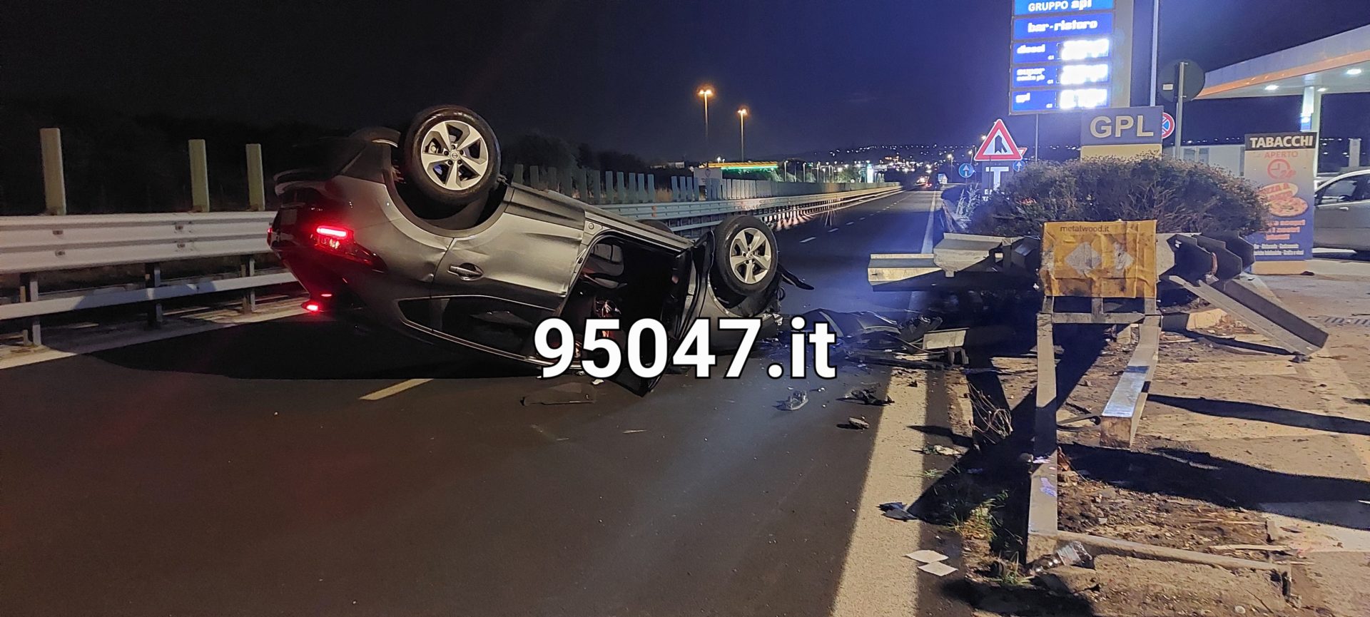 GRAVE INCIDENTE SULLA SS121, AUTO SI RIBALTA. FERITO CONDUCENTE