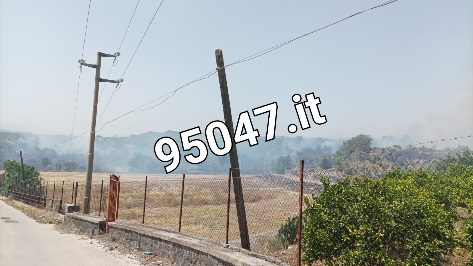 PATERNÒ: VASTO INCENDIO DI STERPAGLIE  IN ZONA PIETRALUNGA: DENSA COLONNA DI FUMO GRIGIO IN CIELO