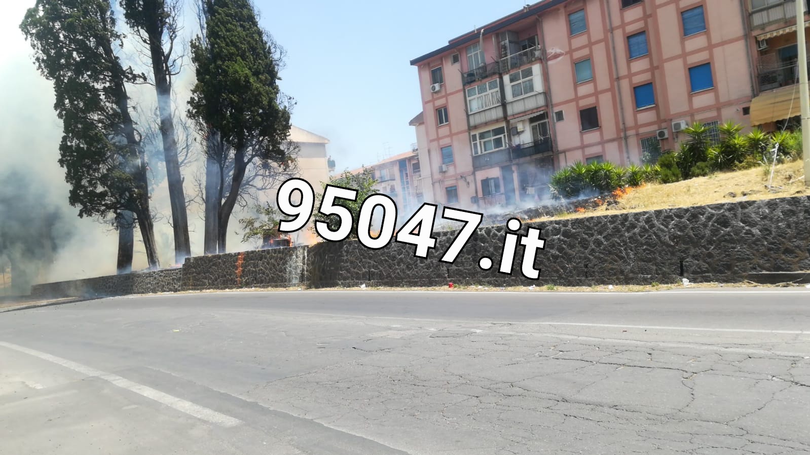 PATERNÒ: VASTO INCENDIO STERPAGLIE VICINO AL RIFORNIMENTO, SITUAZIONE SOTTO CONTROLLO