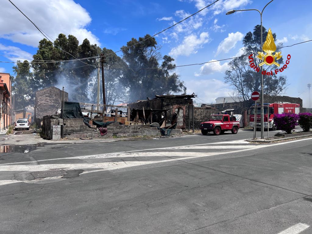 RIFIUTI IN FIAMME A CATANIA, DISTRUTTE 14 AUTO PARCHEGGIATE. FOTO E VIDEO