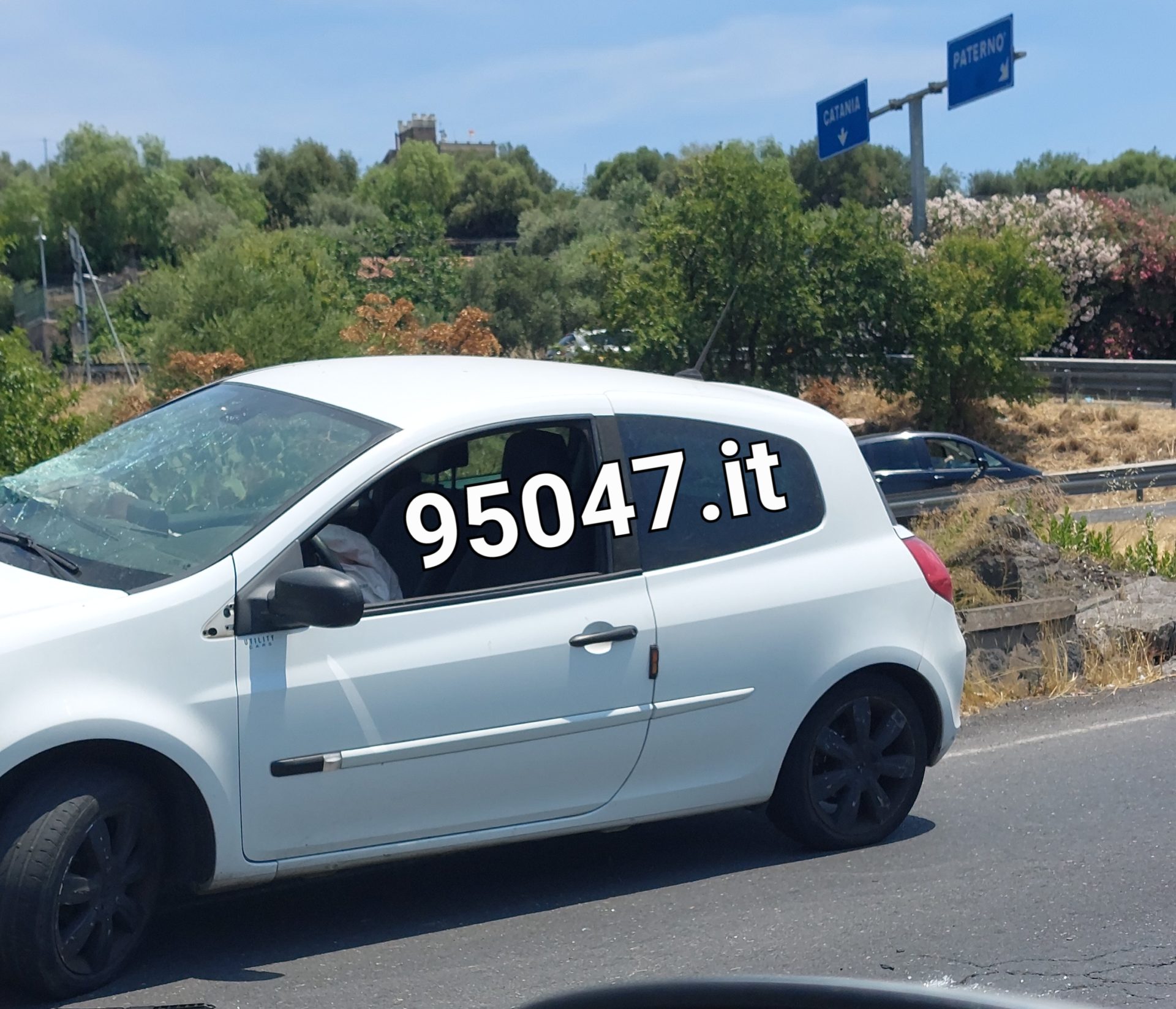 PATERNÒ: AUTO FINISCE SU UN MURETTO AL CORSO ITALIA, ROTTO PARABREZZA ED ESPLOSI AIRBAG