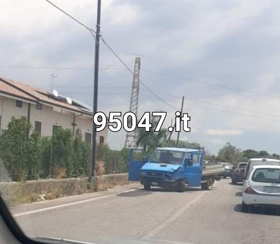 PATERNO': SCONTRO TRA AUTOCARRO ED AUTOVETTURA  IN VIA MONGIBELLO