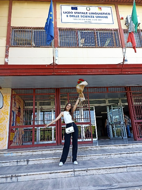CHIARA SIGNORELLO LICEO LINGUISTICO "FRANCESCO DE SANCTIS" 5° Sez. CL