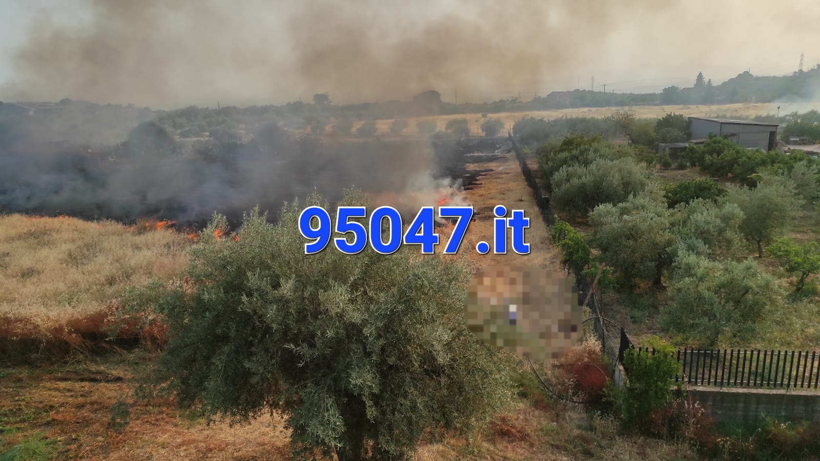 STERPAGLIE IN FIAMME IN CONTRADA GIACONIA ED IN VIA MEDITERRANEO, PAURA PER LE ABITAZIONI NEL POMERIGGIO DI OGGI