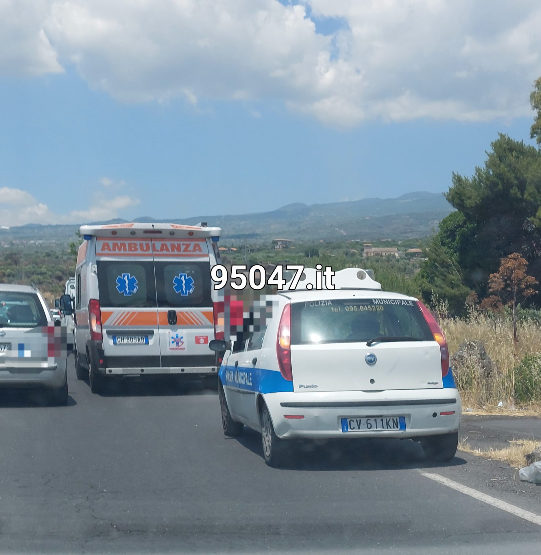 PATERNÒ: AUTO FINISCE SU UN MURETTO, ROTTO PARABREZZA ED ESPLOSI AIRBAG