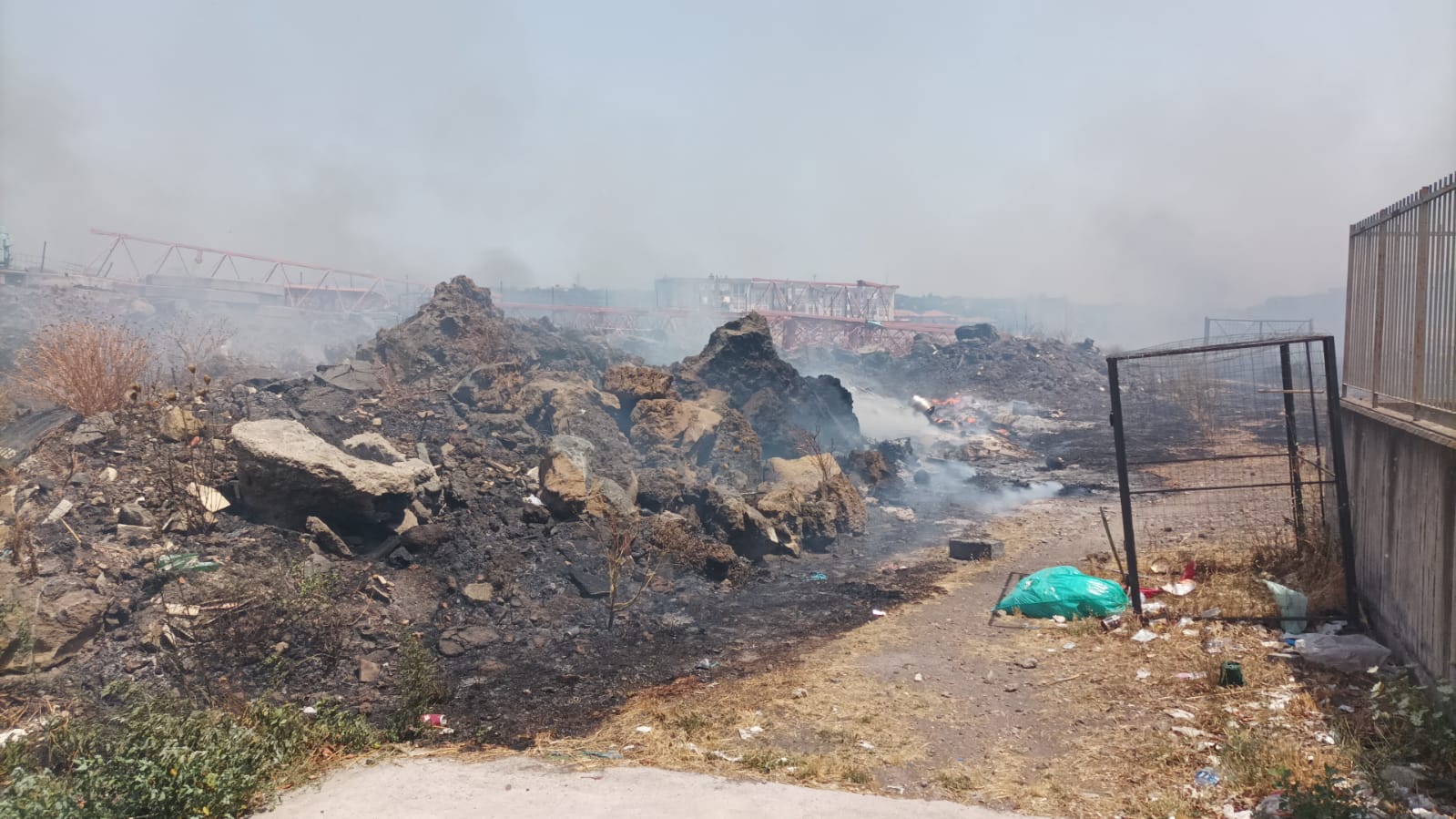 VARI E VASTI INCENDI DI STERPAGLIA IN CORSO A PATERNÒ