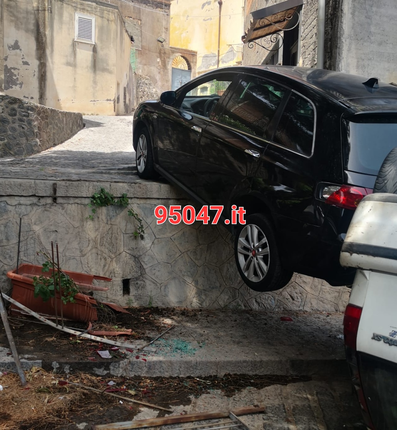 PATERNÒ: PAURA IN VIA MONCADA, CEDONO FRENI AD UN’AUTO E NE TRASCINA UN’ALTRA