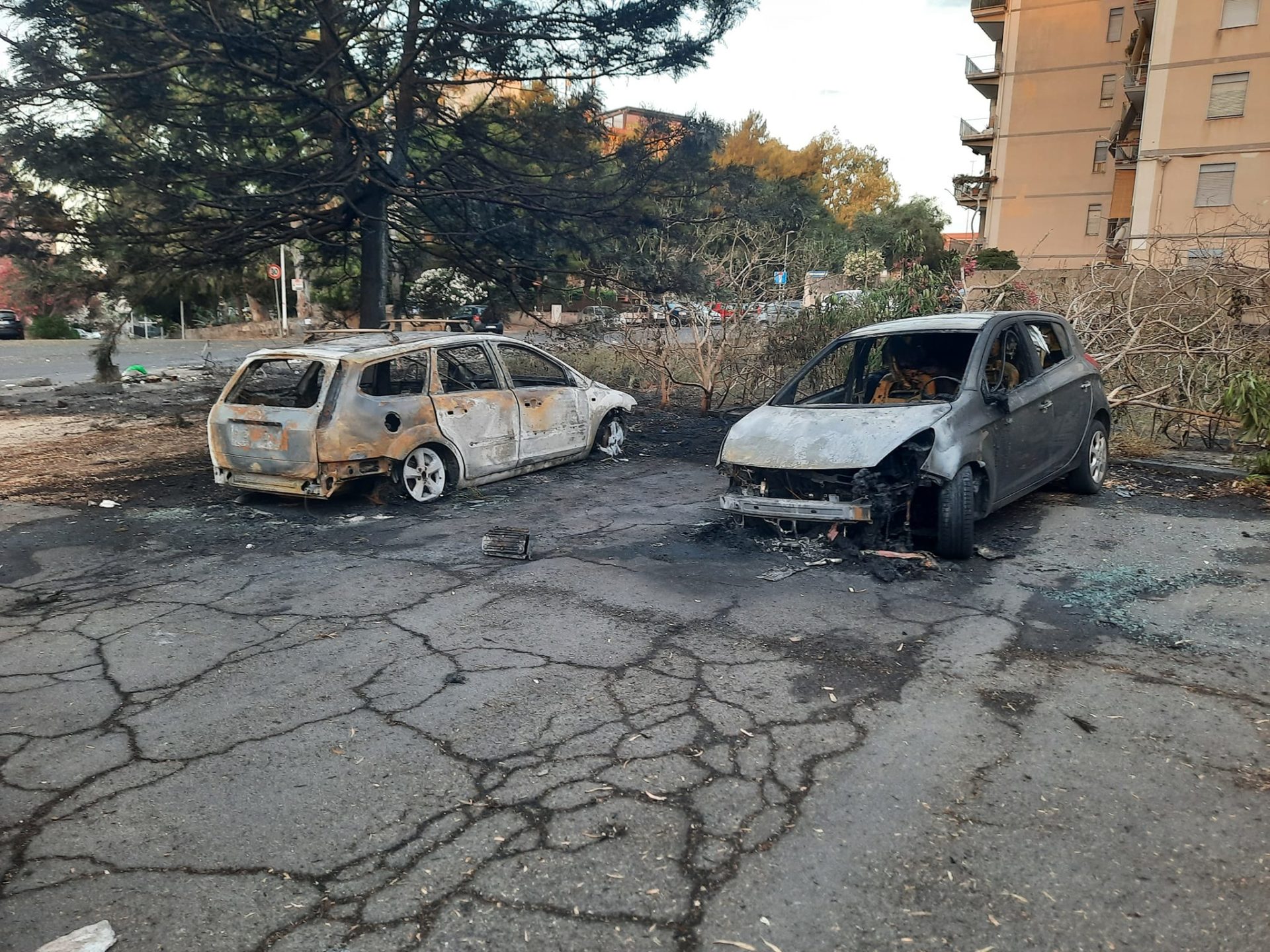 RIFIUTI IN FIAMME A CATANIA, DISTRUTTE 14 AUTO PARCHEGGIATE. FOTO E VIDEO