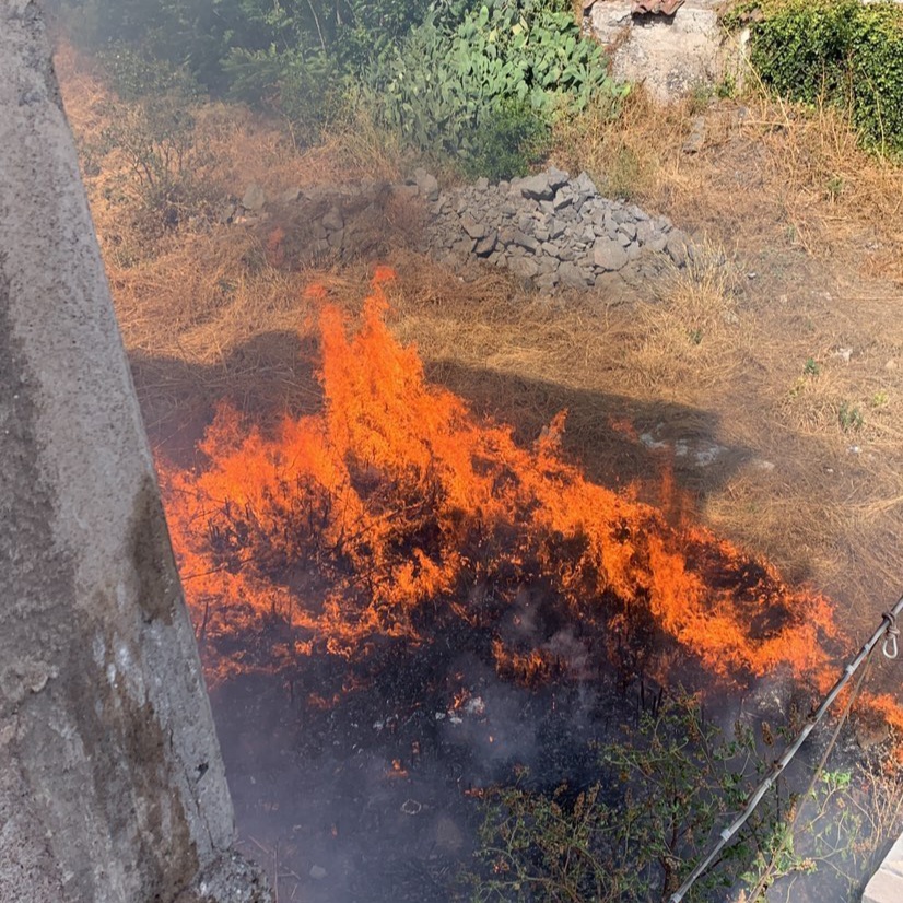STERPAGLIE IN FIAMME IN CONTRADA GIACONIA ED IN VIA MEDITERRANEO, PAURA PER LE ABITAZIONI NEL POMERIGGIO DI OGGI