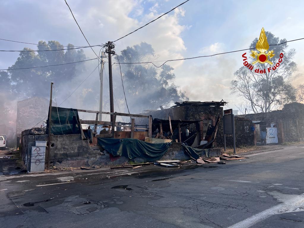 RIFIUTI IN FIAMME A CATANIA, DISTRUTTE 14 AUTO PARCHEGGIATE. FOTO E VIDEO