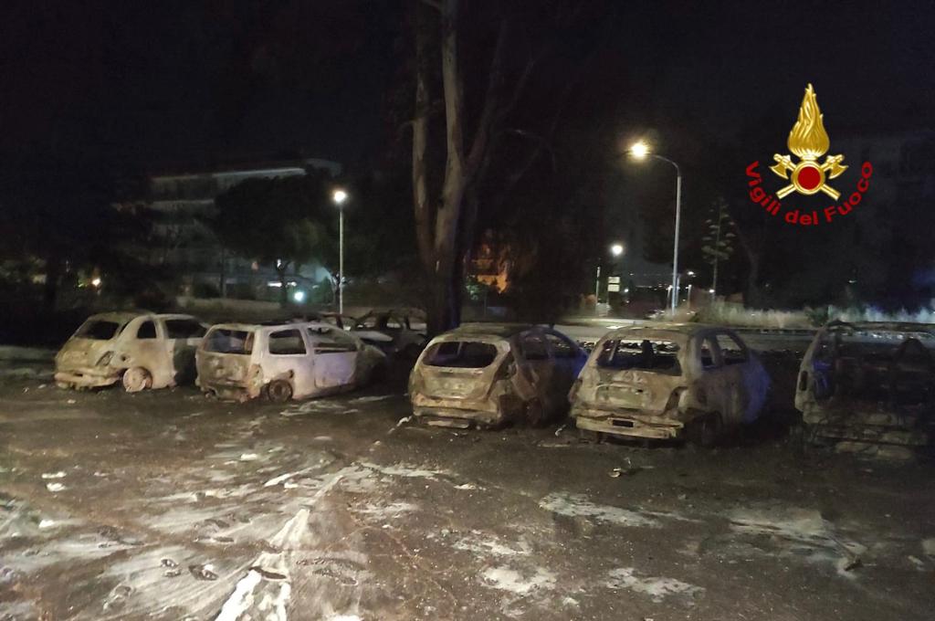 RIFIUTI IN FIAMME A CATANIA, DISTRUTTE 14 AUTO PARCHEGGIATE. FOTO E VIDEO