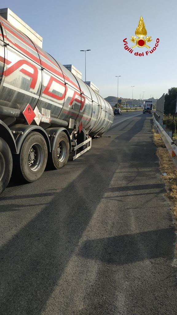 TIR PERDE IL RIMORCHIO, TRAFFICO RALLENTATO SULLA TANGENZIALE DI CATANIA