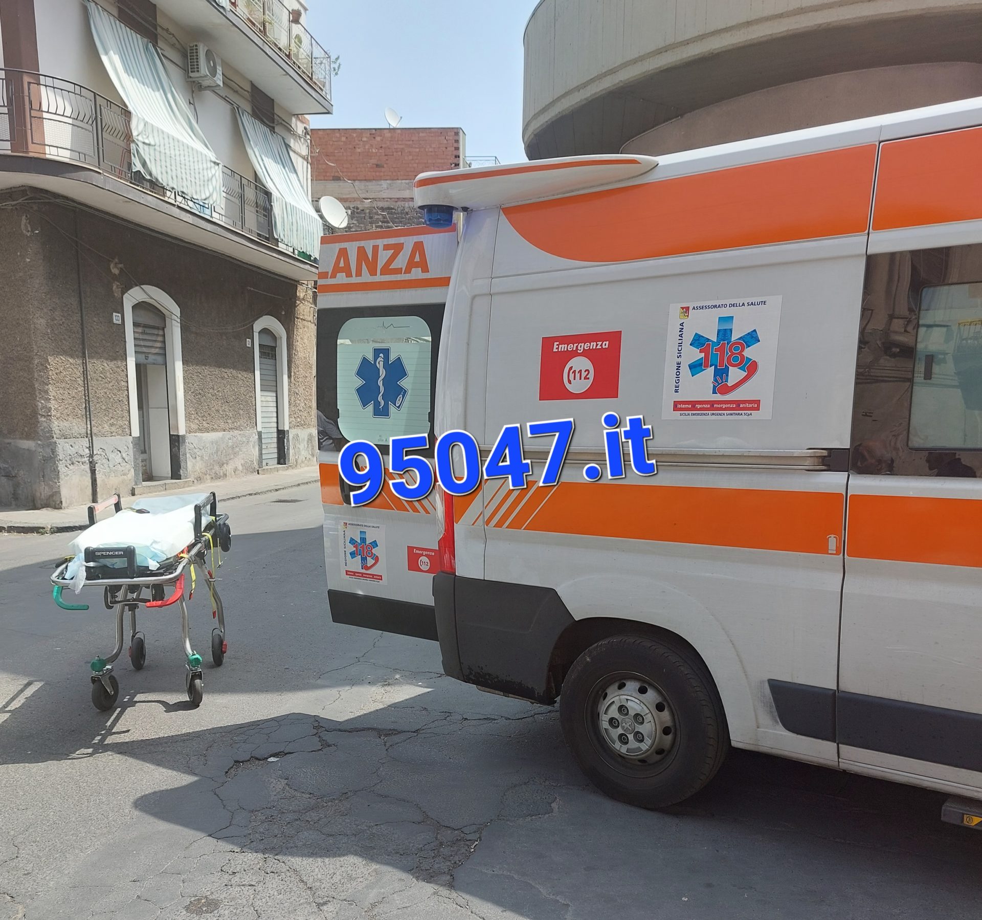 PATERNÒ.  SCIVOLA A TERRA PER EVITARE L’IMPATTO CON UN’AUTO, FERITO