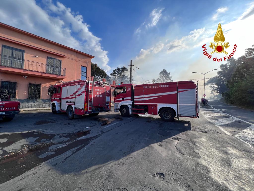 RIFIUTI IN FIAMME A CATANIA, DISTRUTTE 14 AUTO PARCHEGGIATE. FOTO E VIDEO
