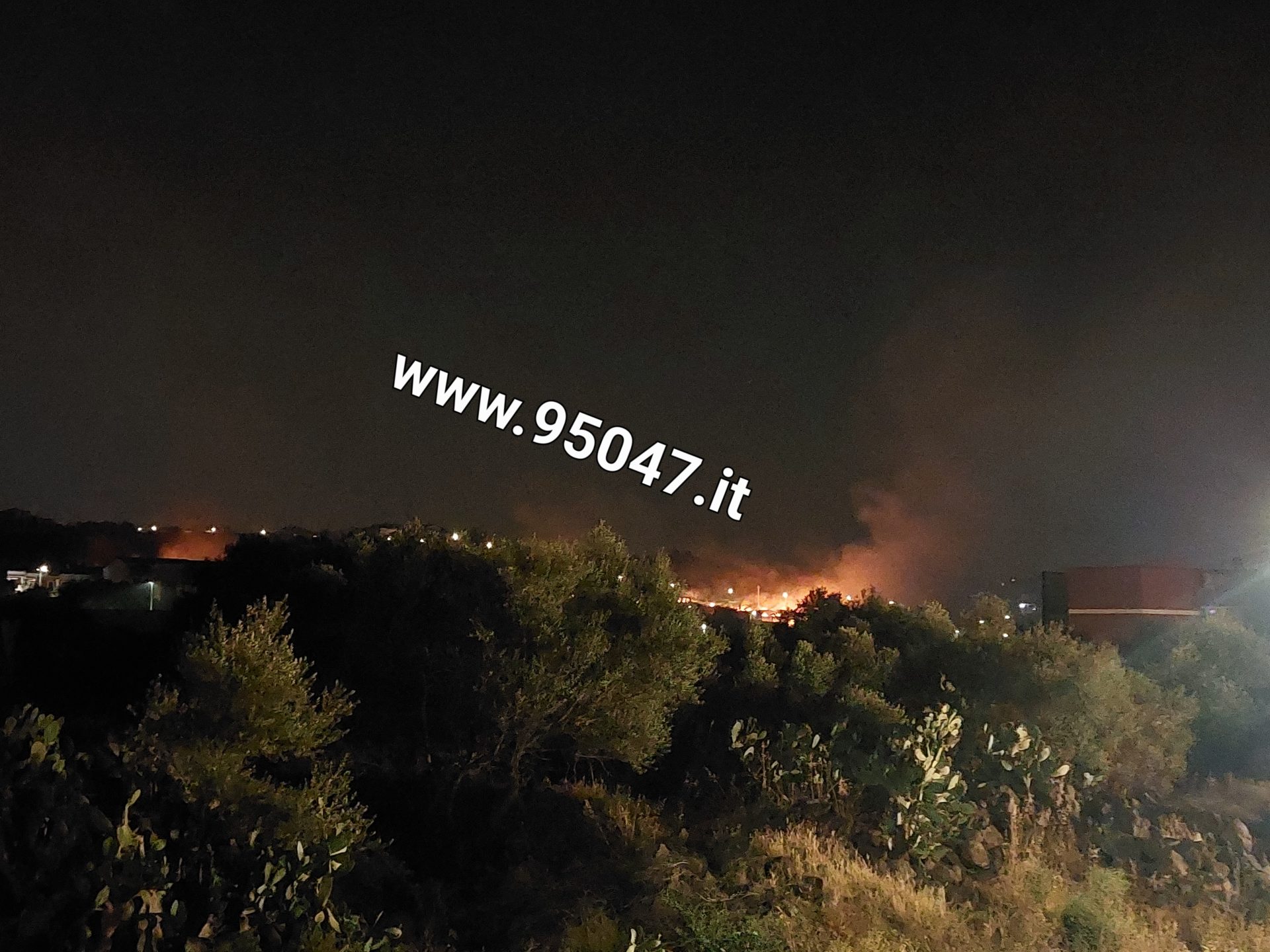 PATERNÒ: NELLA NOTTE VASTO INCENDIO DI STERPAGLIE VICINO ALLE CASE (foto e video)