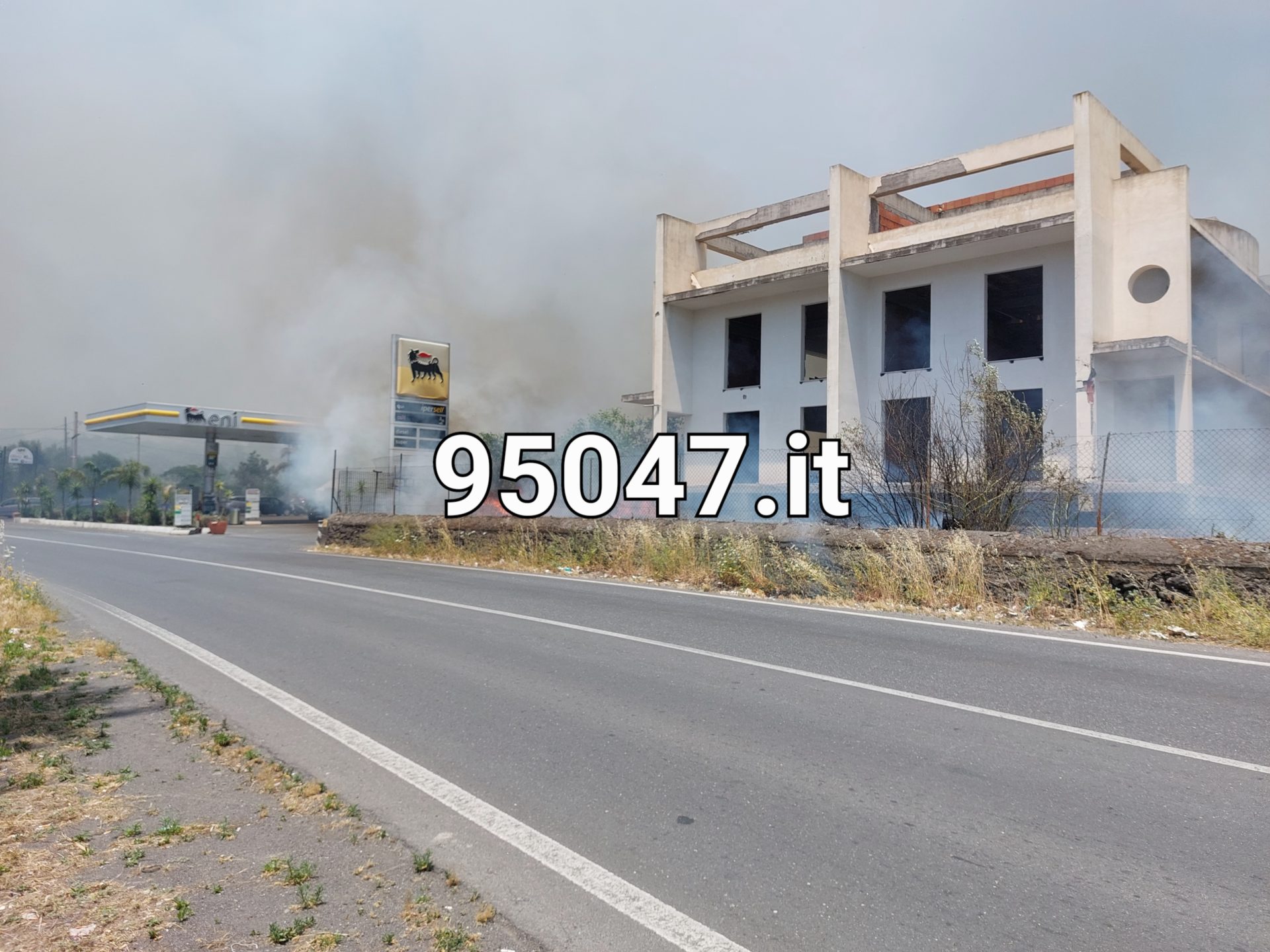 PATERNÒ: VASTO INCENDIO STERPAGLIE VICINO AL RIFORNIMENTO, SITUAZIONE SOTTO CONTROLLO