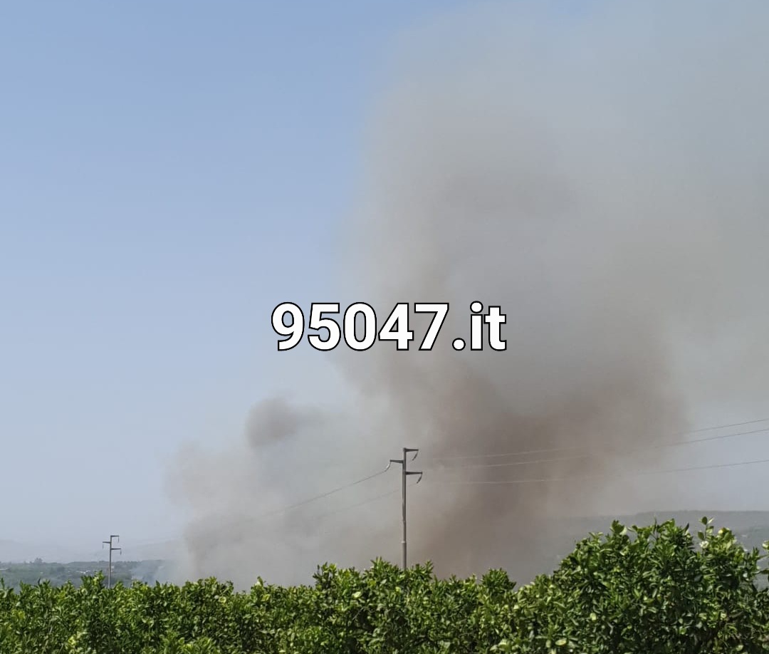 PATERNÒ: VASTO INCENDIO DI STERPAGLIE  IN ZONA PIETRALUNGA: DENSA COLONNA DI FUMO GRIGIO IN CIELO