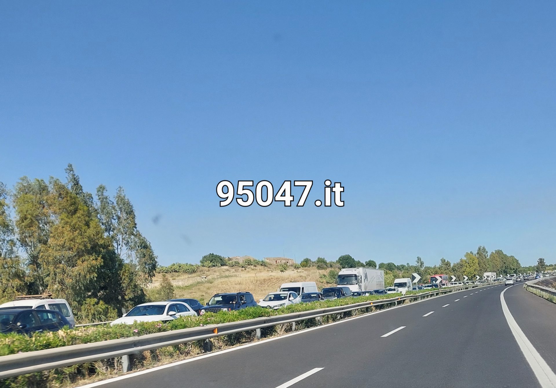 GRAVISSIMO INCIDENTE SULL'A19, CINQUE AUTO COINVOLTE E DUE FERITI. ELISSOCORSO SUL POSTO