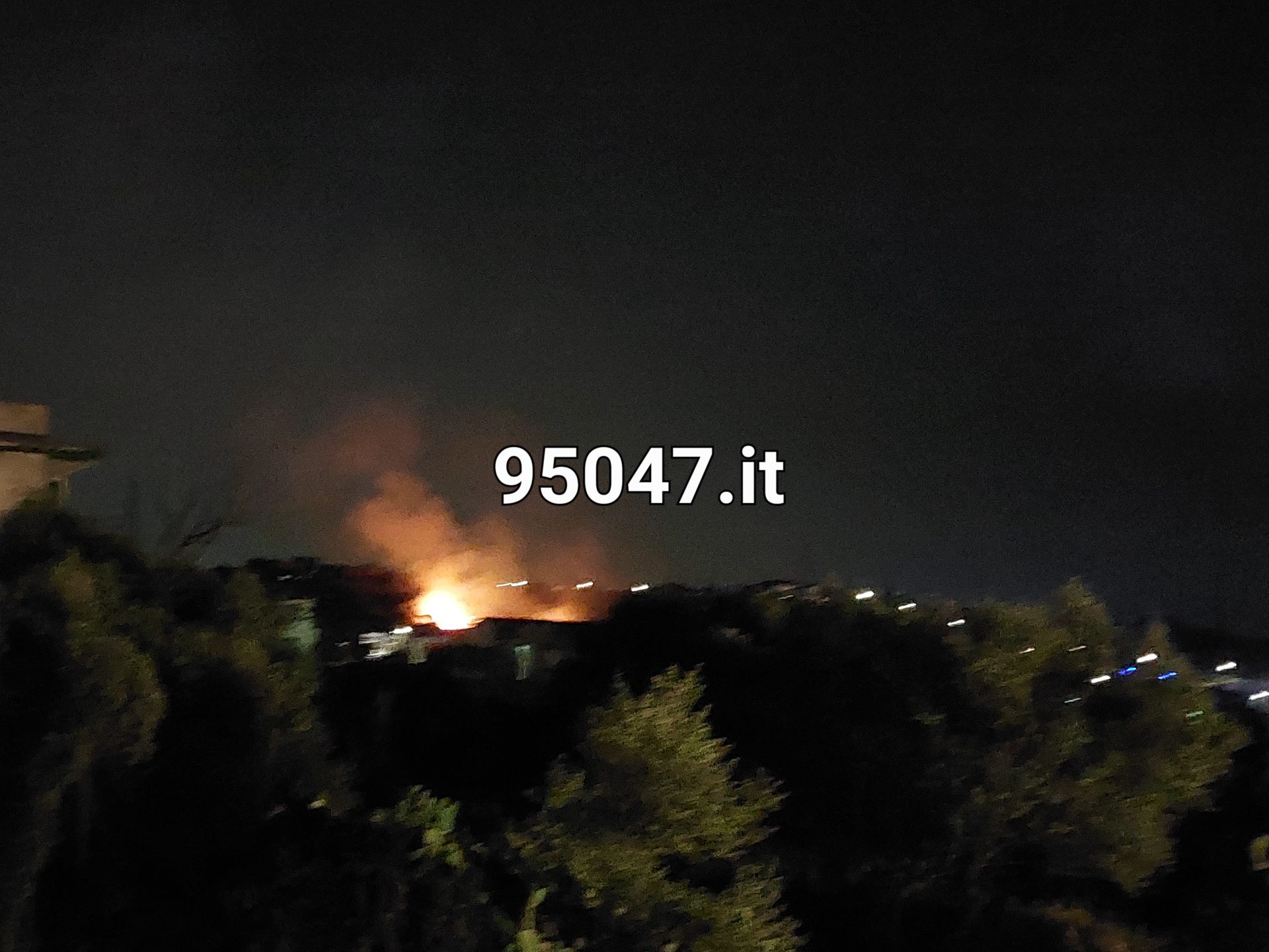 PATERNÒ: NELLA NOTTE VASTO INCENDIO DI STERPAGLIE VICINO ALLE CASE (foto e video)