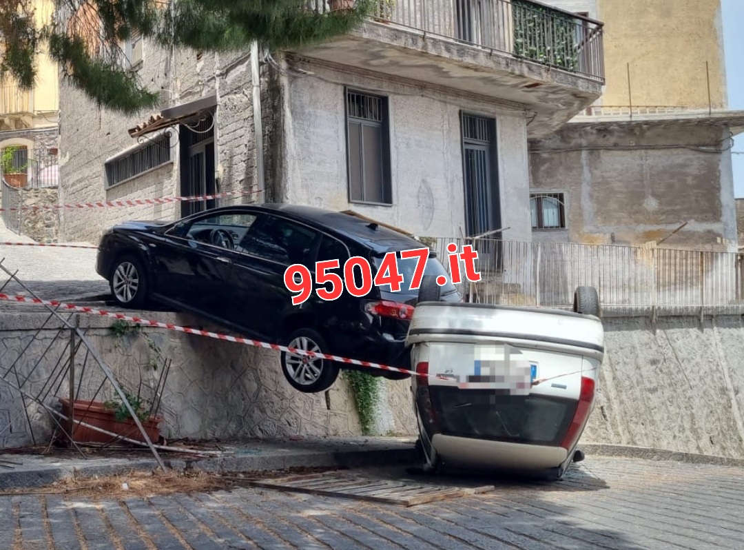 PATERNÒ: PAURA IN VIA MONCADA, CEDONO FRENI AD UN’AUTO E NE TRASCINA UN’ALTRA