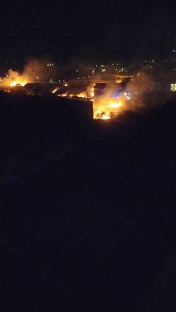 PATERNÒ: NELLA NOTTE VASTO INCENDIO DI STERPAGLIE VICINO ALLE CASE (foto e video)