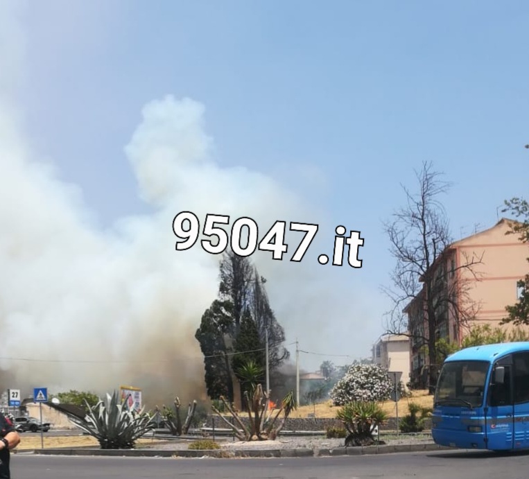 PATERNÒ: VASTO INCENDIO STERPAGLIE IN ZONA ARDIZZONE, VICINO AL RIFORNIMENTO