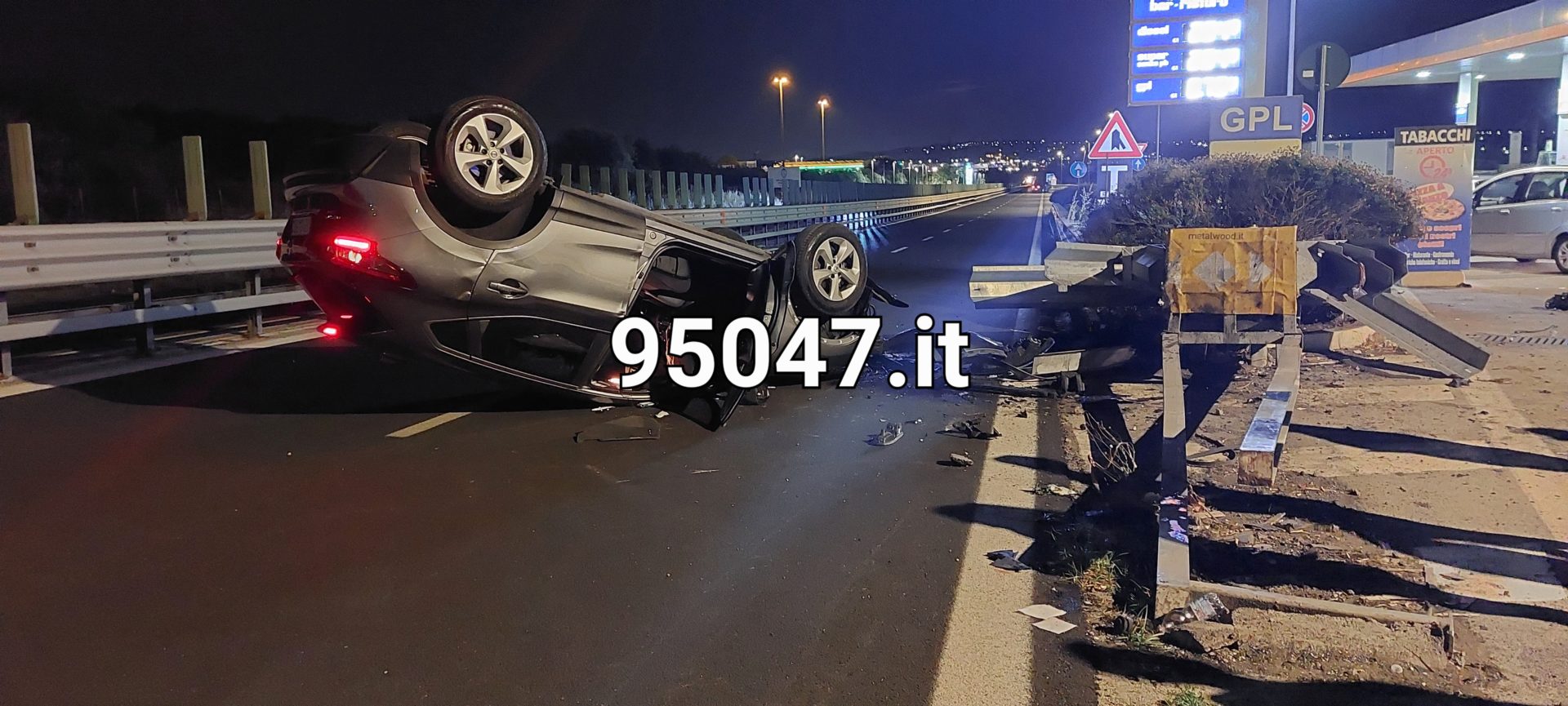 GRAVE INCIDENTE SULLA SS121, AUTO SI RIBALTA. FERITO CONDUCENTE