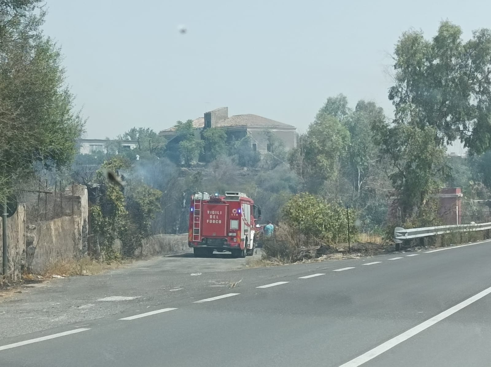 VARI E VASTI INCENDI DI STERPAGLIA IN CORSO A PATERNÒ