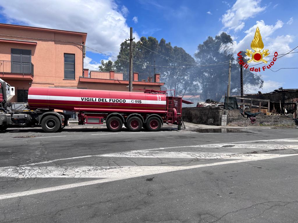 RIFIUTI IN FIAMME A CATANIA, DISTRUTTE 14 AUTO PARCHEGGIATE. FOTO E VIDEO