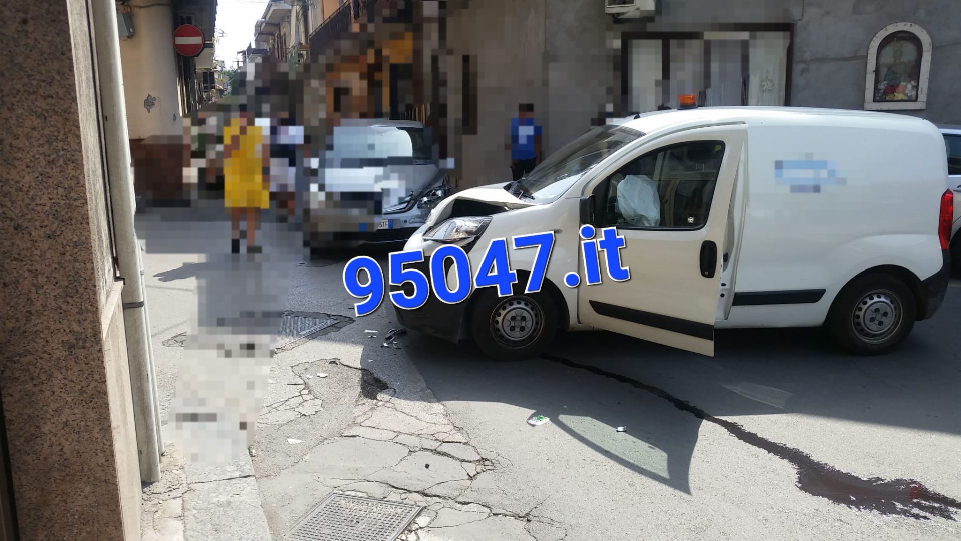 PATERNÒ: SCONTRO AUTO FURGONE IN VIA CANONICO RENNA