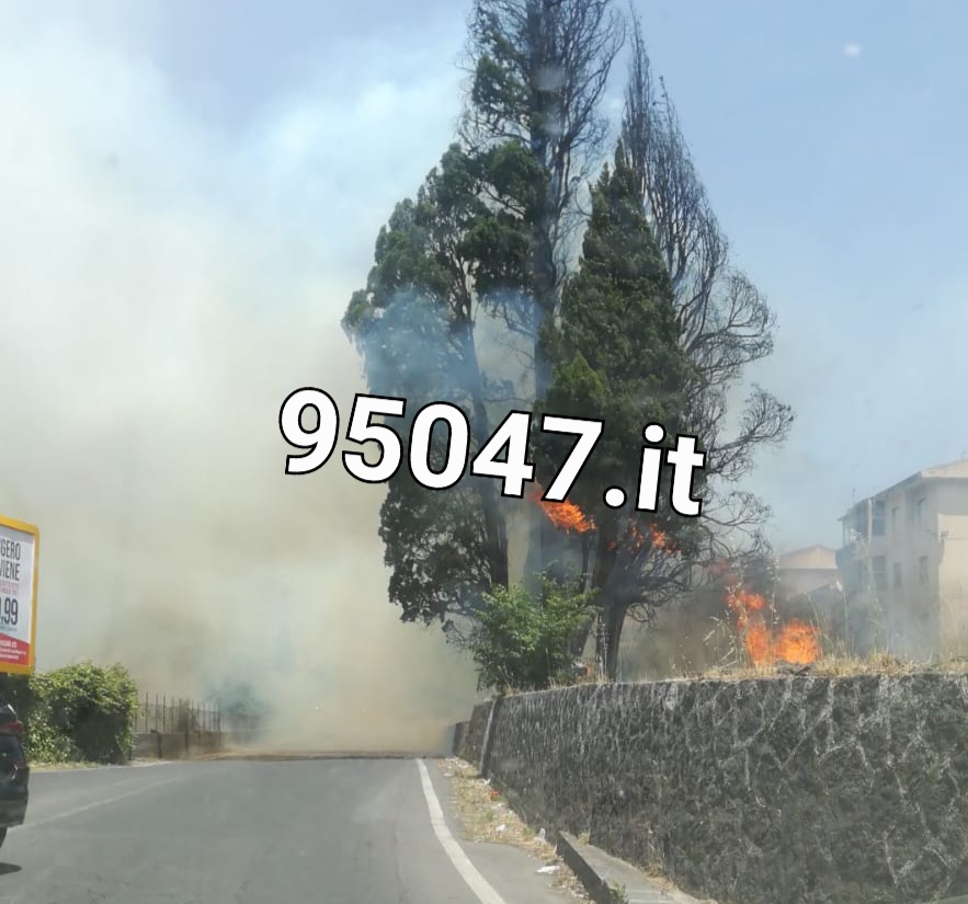 PATERNÒ: VASTO INCENDIO STERPAGLIE VICINO AL RIFORNIMENTO, SITUAZIONE SOTTO CONTROLLO