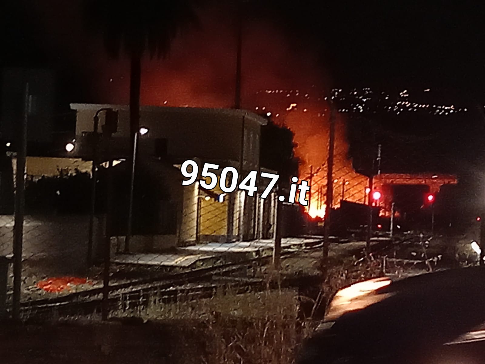 PATERNÒ. VASTO INCENDIO STERPAGLIE IN ZONA STAZIONE.