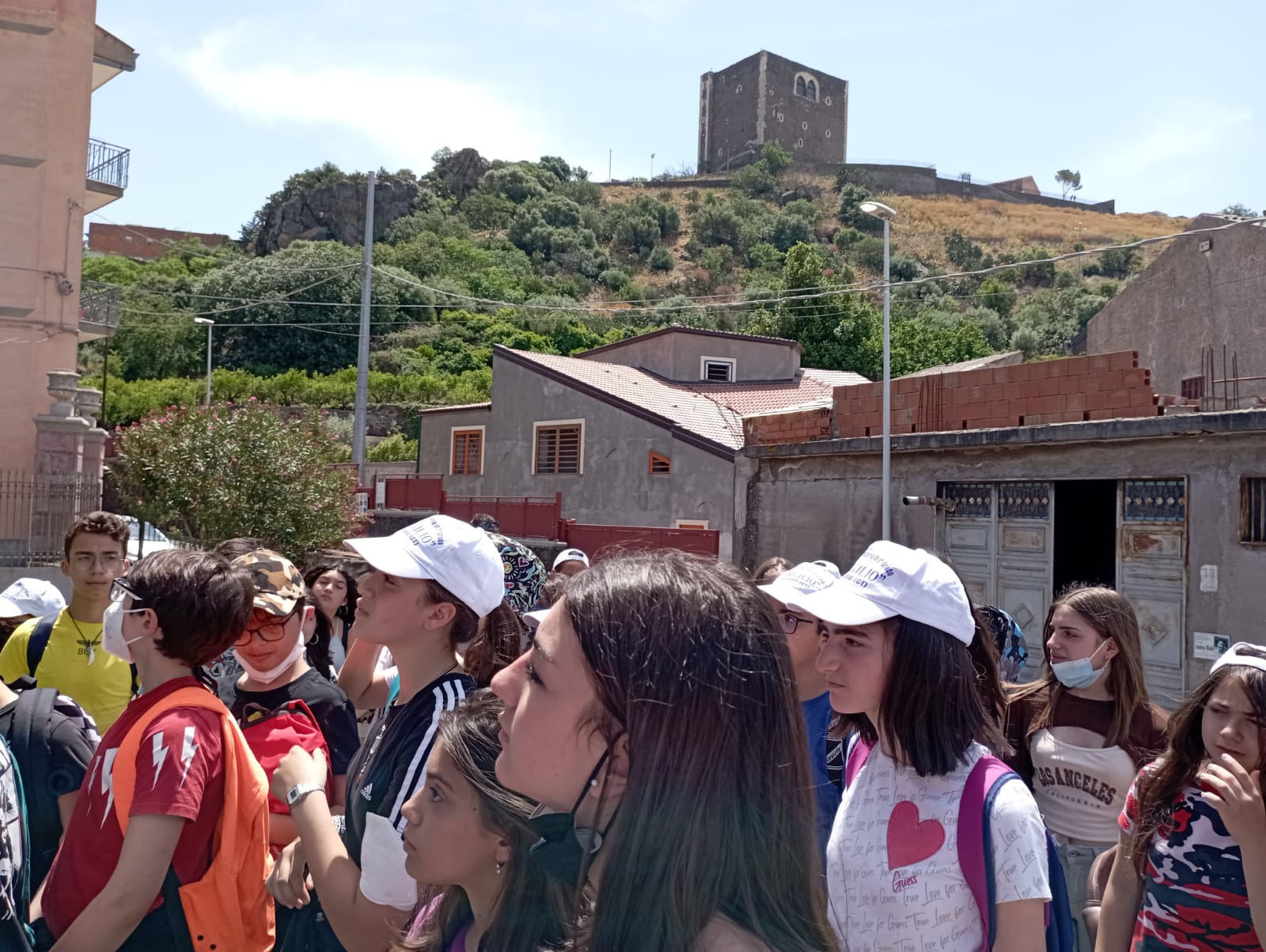 L'ARCHEOCLUB ITALIA DI PATERNÒ HA PORTATO A TERMINE CON SUCCESSO L INIZIATIVA " I GIOVANISSIMI ALLA SCOPERTA DI PATERNÒ MEDIEVALE ".