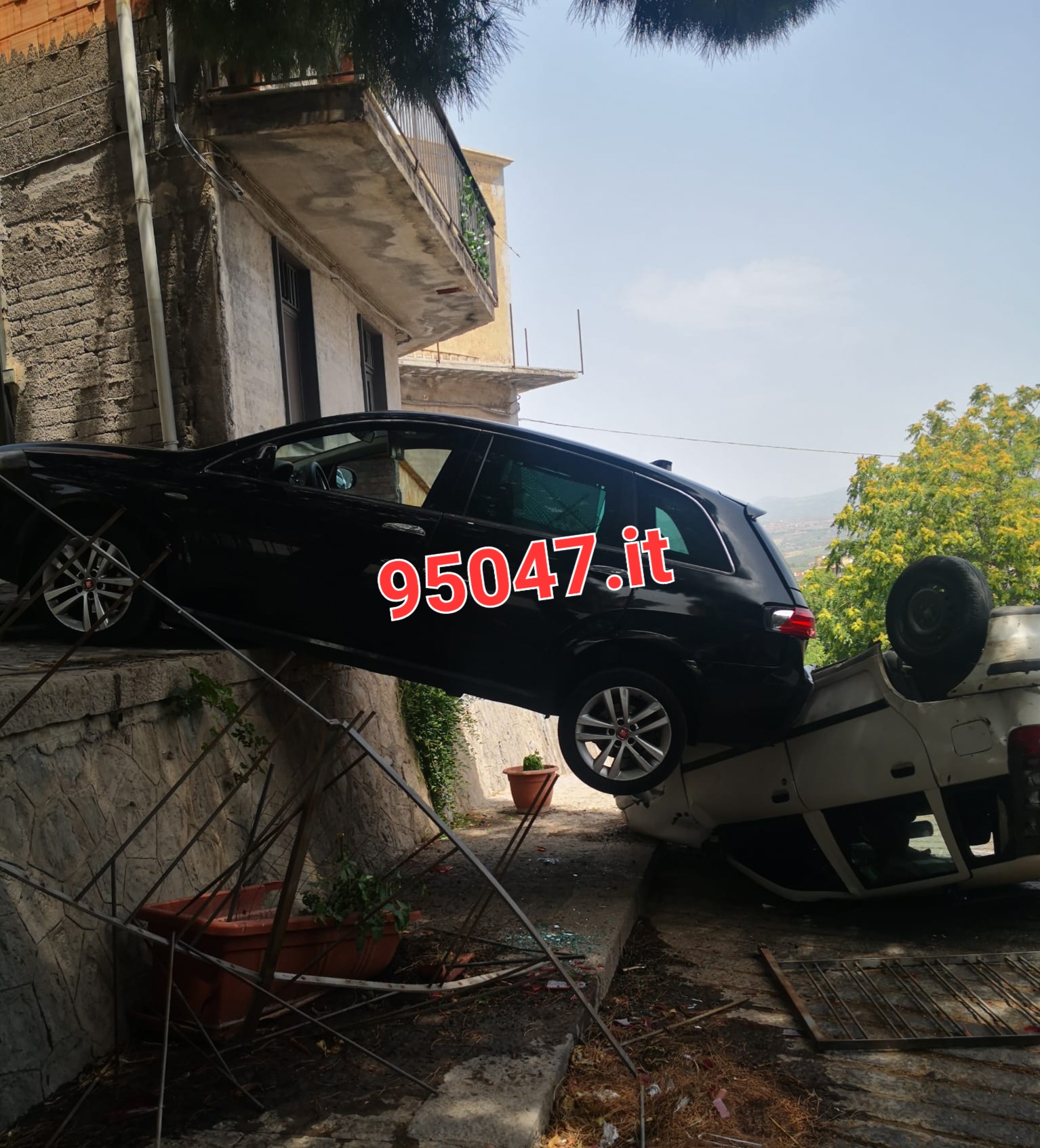 PATERNÒ: PAURA IN VIA MONCADA, CEDONO FRENI AD UN’AUTO E NE TRASCINA UN’ALTRA