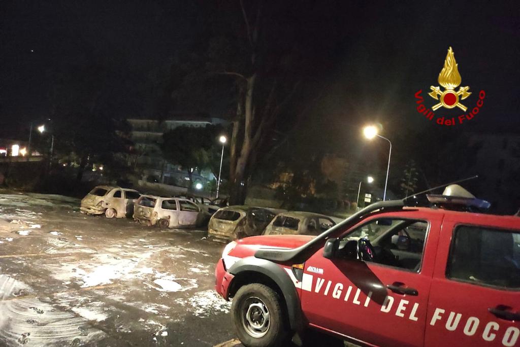 RIFIUTI IN FIAMME A CATANIA, DISTRUTTE 14 AUTO PARCHEGGIATE. FOTO E VIDEO