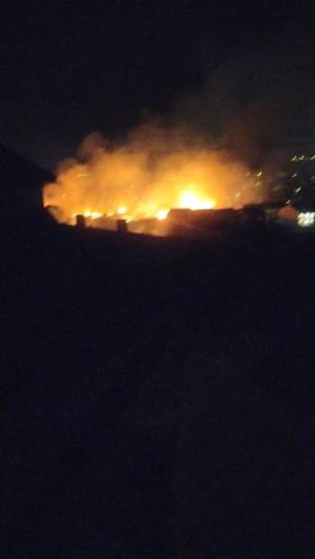 PATERNÒ: NELLA NOTTE VASTO INCENDIO DI STERPAGLIE VICINO ALLE CASE (foto e video)