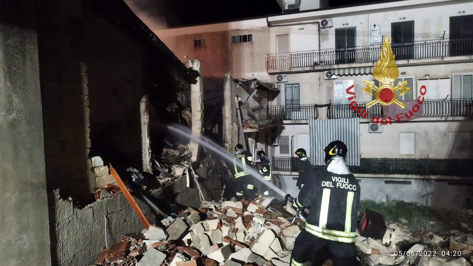 ESPLOSIONE A SORTINO PER FUGA DI GAS IN UN’ABITAZIONE, MORTO UN UOMO: LA SORELLA ESTRATTA VIVA DALLE MACERIE