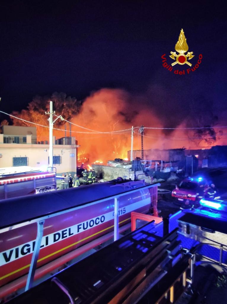 RIFIUTI IN FIAMME A CATANIA, DISTRUTTE 14 AUTO PARCHEGGIATE. FOTO E VIDEO