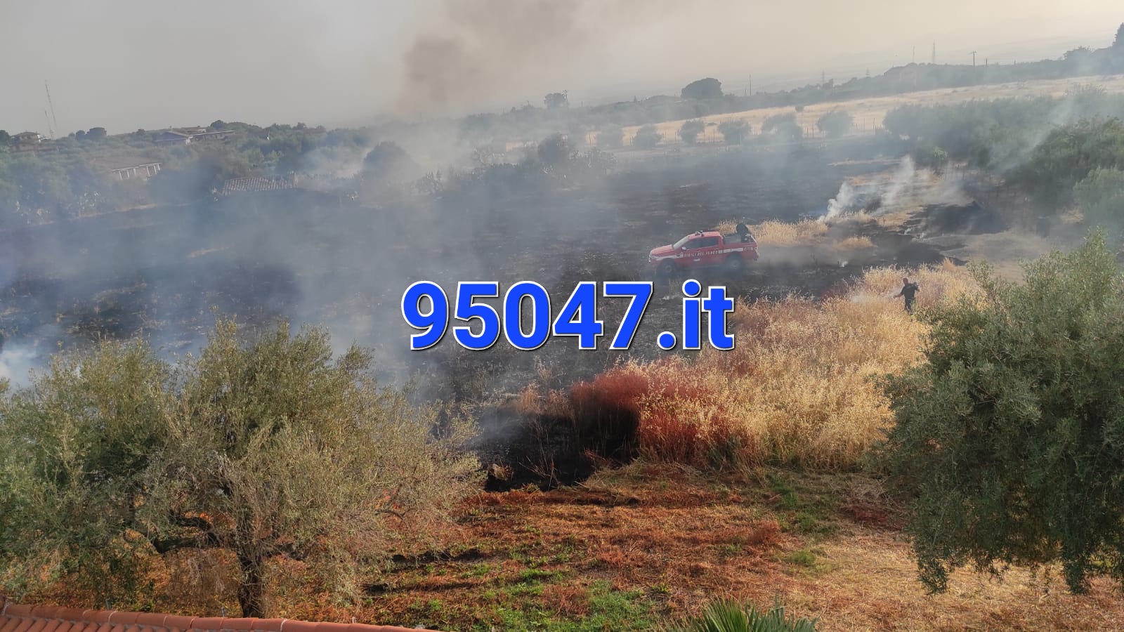 STERPAGLIE IN FIAMME IN CONTRADA GIACONIA ED IN VIA MEDITERRANEO, PAURA PER LE ABITAZIONI NEL POMERIGGIO DI OGGI